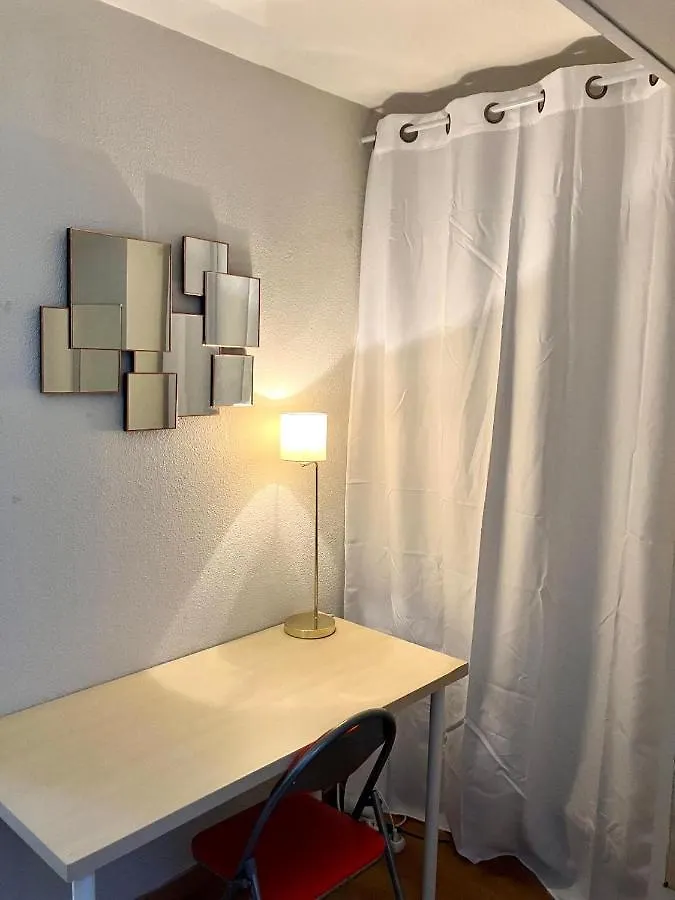 Appartement 2 Pieces En Etage Eleve, Centre-Ville Au Calme, Petite Vue Mer Nizza 0*,