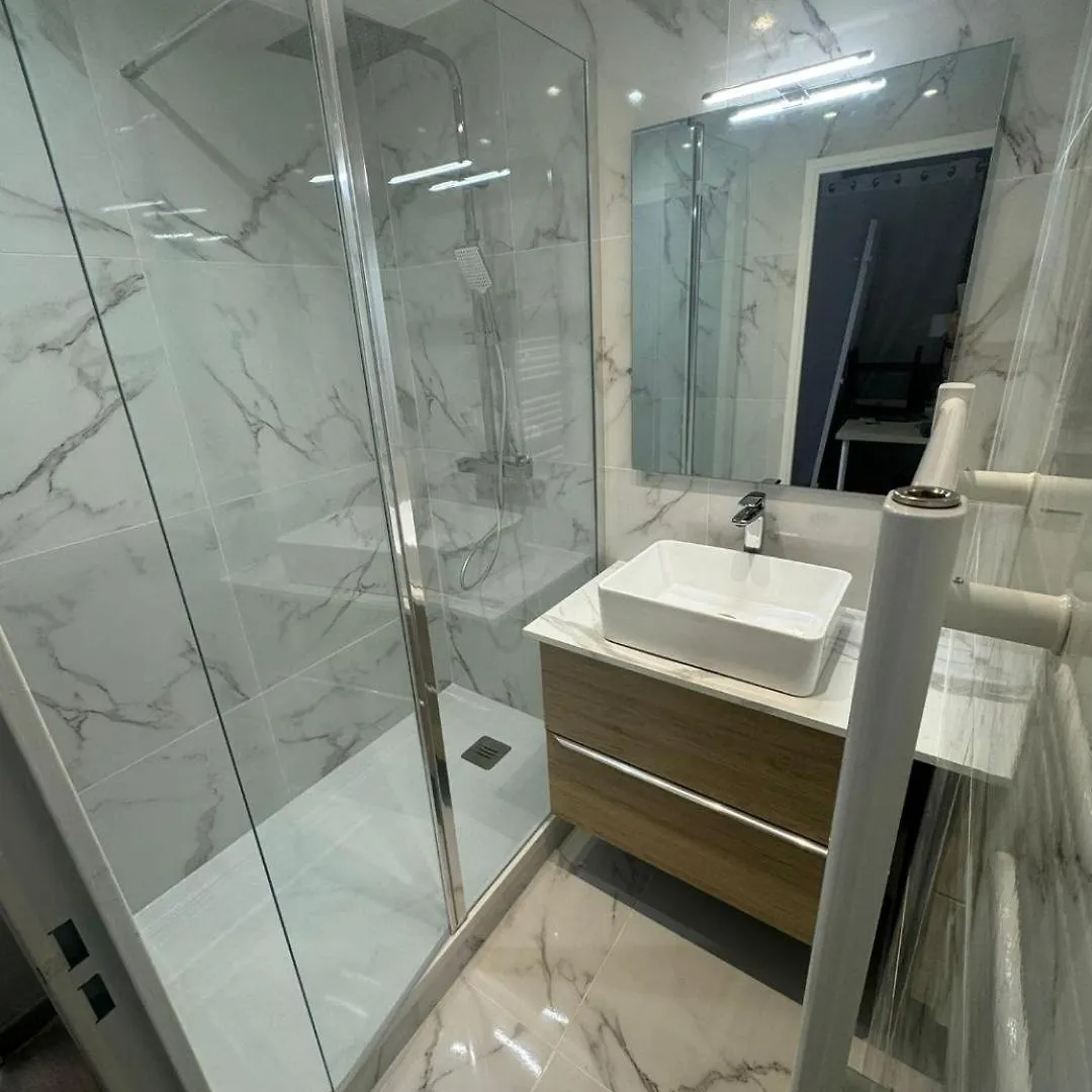 Apartment Appartement 2 Pieces En Etage Eleve, Centre-Ville Au Calme, Petite Vue Mer Nizza